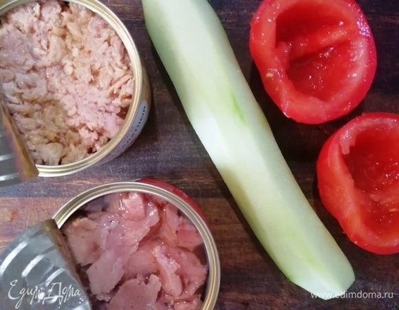 Помидор очищаем от сердцевины, очищаем огурец от кожицы, открываем консервы. Тунец салатный ТМ «Магуро» без жидкости, а филе тунца ТМ «Магуро» содержит масло — его сливаем в отдельную емкость.