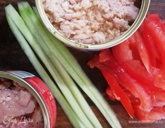 Помидор и огурец нарезаем длинными тонкими пластинками.