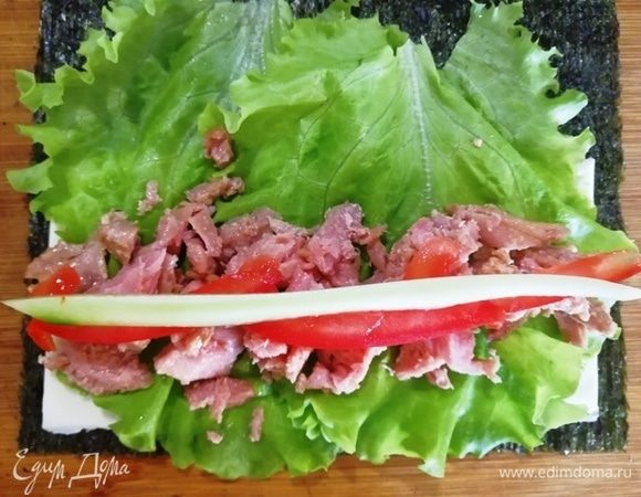 Второй вид роллов делаем также, но основа — филе тунца в масле.