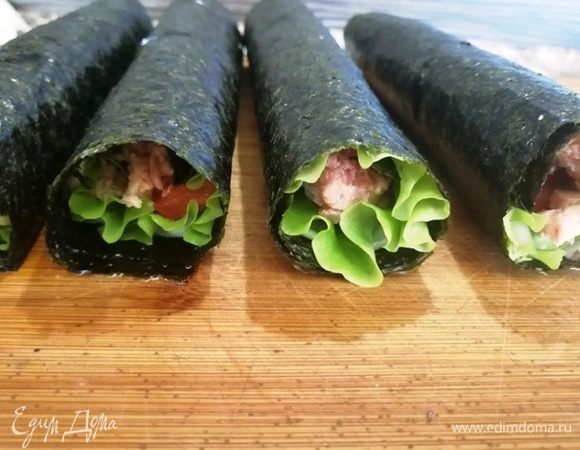 Роллы готовы. Их можно есть уже в таком виде. Очень вкусно. Но мы их буем запекать: сыр расплавится, а тунец прогреется и станет ароматнее.