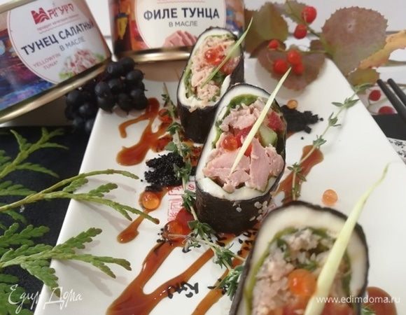 Подаем роллы с соусом терияки, икрой летучей рыбы или красной икрой.