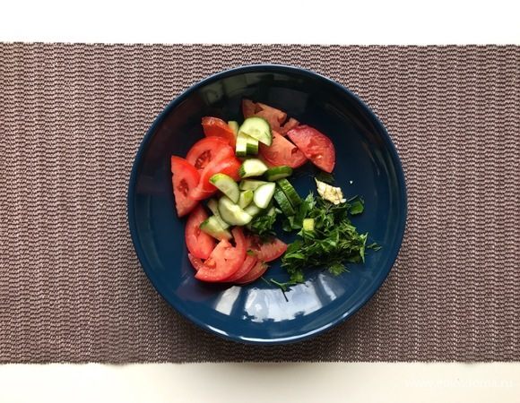 Перемешайте зелень с солью и овощами и выложите в полиэтиленовый пакет, уберите в холодильник на 3–5 часов, а лучше на всю ночь. Быстрые малосольные овощи готовы!