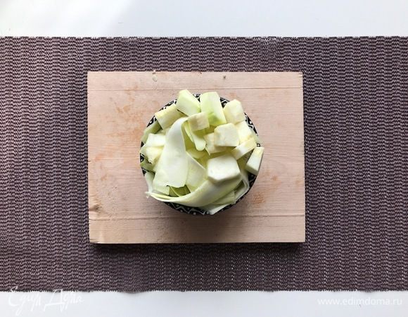 Кабачки очистить от кожуры и нарезать. Мне нравится нарезать их тонкими полосками с помощью овощечистки. Сложить в миску, посолить и оставить на 30 минут.