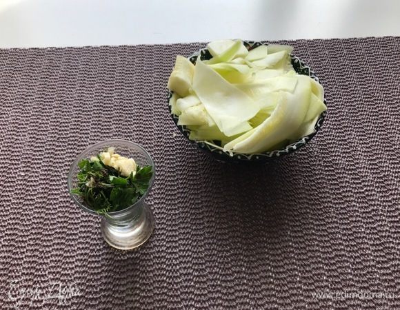 Приготовить маринад. Чеснок пропустить через пресс, смешать с растительным маслом (можно оливковым), медом, уксусом (с яблочным уксусом получаетсяя нежнее), перцем и мелконарезанной зеленью. Кинза, базилик, эстрагон, укроп, петрушка отлично подходят. Маринад перемешать.