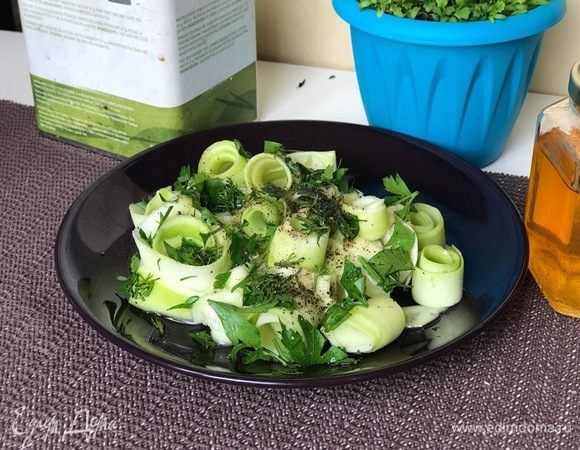 Жидкость с кабачков слить, залить маринадом. Убрать в холодильник до утра. Посыпать зеленью. Можно подавать на стол! Очень вкусно получается, а главное — быстро!