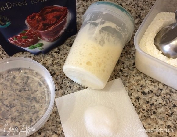 Спустя указанное время достаем опару из холодильника и даем согреться. Я оставила свою опару на кухне на 3 часа. Помидоры добавляйте по вкусу. Я добавила всего 5 штук, так как делала такой хлеб первый раз, боялась, что сыну не понравится вкус, но я ошиблась) Он сказал, что хлеб получился очень вкусный!