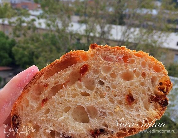 Хлеб получился отличный! Хрустящая корочка, мякиш с дырочками и восхитительный аромат!