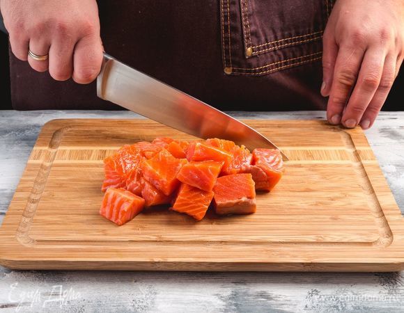 На<span>режьте рыбу небольшими кусками.</span>