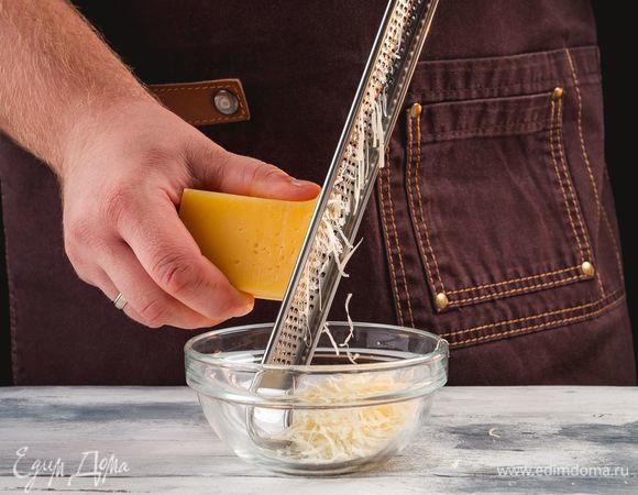 <span>Пармезан натрите на мелкой терке.</span>