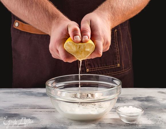 Д<span>обавьте к нему черный перец, соль и лимонный сок.</span>