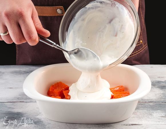 Залейте йогуртовой заправкой.