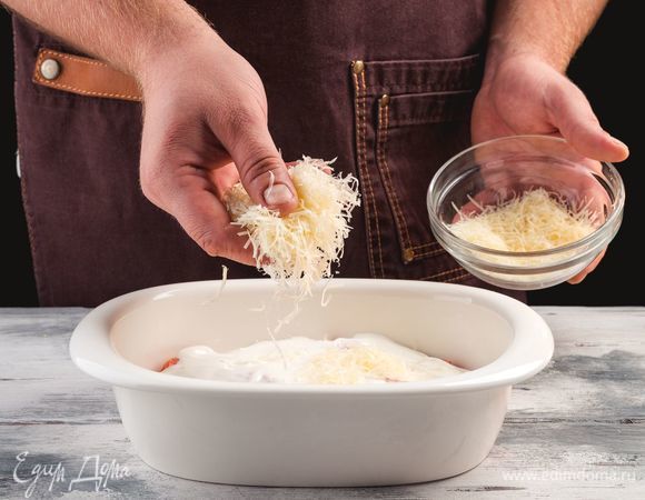 П<span>осыпьте рыбу пармезаном и выпекайте 20 минут при температуре 180</span>°C<span>.</span>