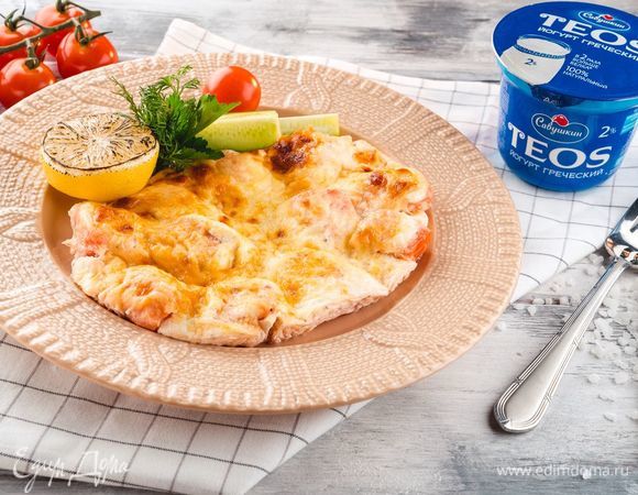 Украсьте блюдо ломтиками томатов, кольцами болгарского перца и зеленью. Подайте к столу.