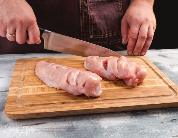 Промойте грудки, сделайте поперечные надрезы.