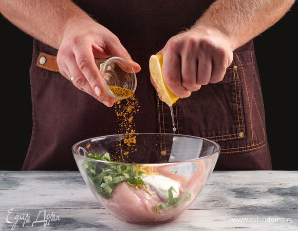 По<span>сыпьте специями и зеленью, полейте лимонным соком и перемешайте. Оставьте филе куриной грудки мариноваться на 10 минут.</span>