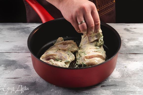 Смажьте сковороду тонким слоем растительного масла. Выложите мясо и обжарьте его 2–3 минуты с каждой стороны до румяного оттенка.