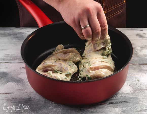 С<span>мажьте сковороду тонким слоем растительного масла. Выложите мясо и обжарьте его 2</span>–<span>3 минуты с каждой стороны до румяного оттенка.</span>