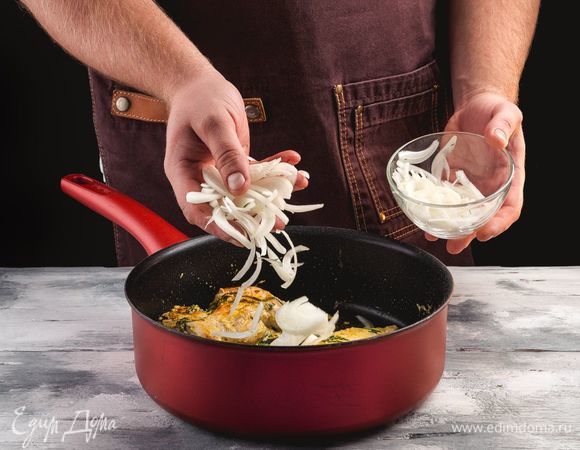 Добавьте лук.