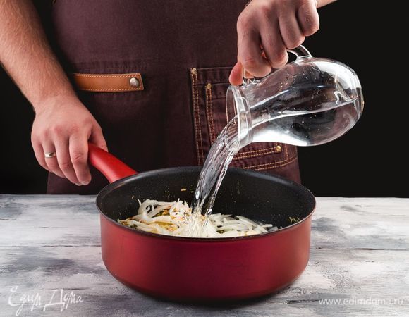 Налейте в сковороду воду, чтобы ее уровень был чуть ниже мяса. Доведите до кипения и томите под крышкой на малом огне 45 минут.