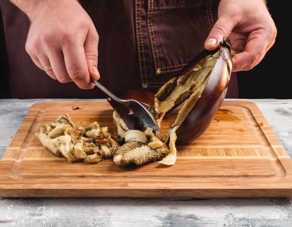 О<span>студите и выньте мякоть ложкой.</span>