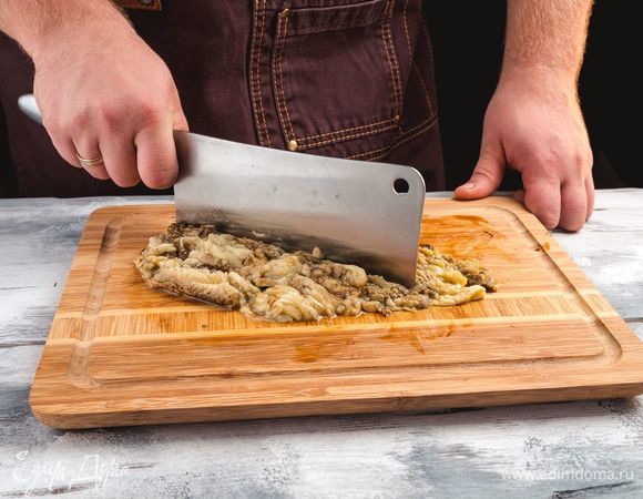 Измельчите мякоть крупным ножом.