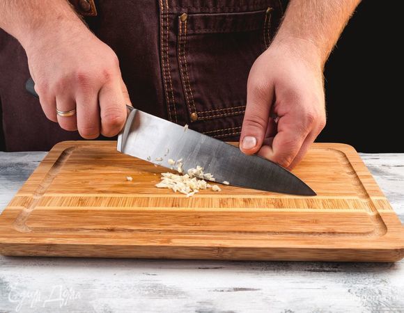 Мелко<span> нарежьте чеснок.</span>