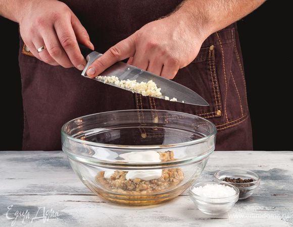 Д<span>обавьте чеснок, соль и перец.</span>