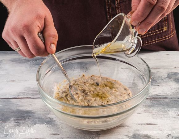 Д<span>обавьте масло, перемешайте ингредиенты и поставьте миску в холодильник на два часа.</span>