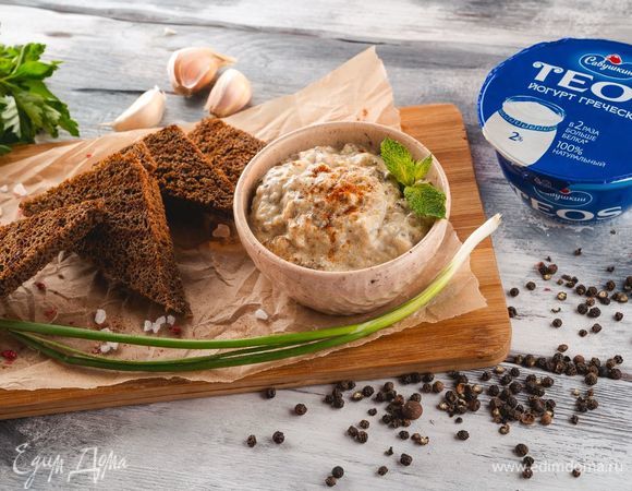 В<span>ыложите паштет в блюдо и посыпьте его мятой и паприкой. Приятного аппетита!</span>