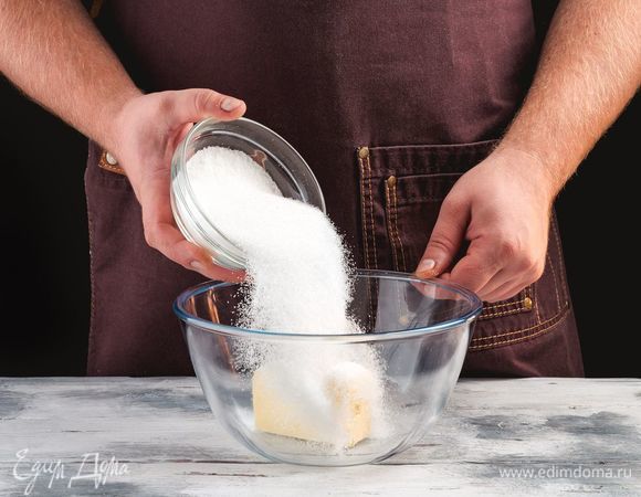 С<span>мешайте мягкое масло и сахар.</span>