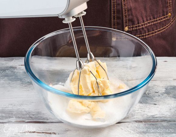 В<span>збейте крем.</span>