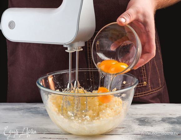 В<span>ведите в сладкое масло желтки и снова взбейте.</span>