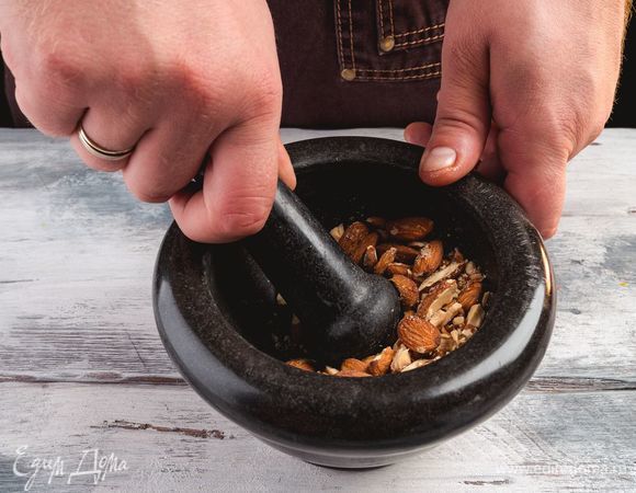 И<span>змельчите миндаль в крошку.</span>