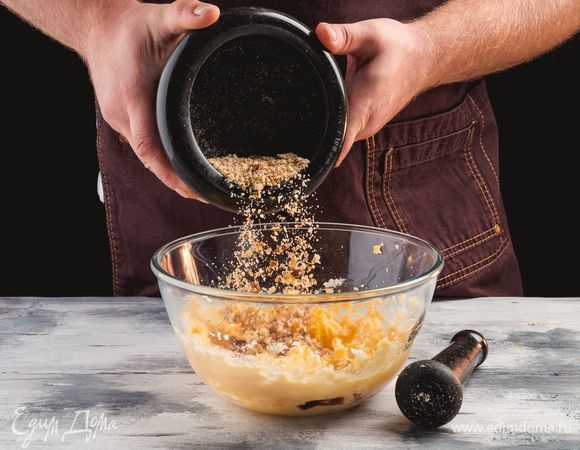 Д<span>обавьте миндаль в тесто.</span>