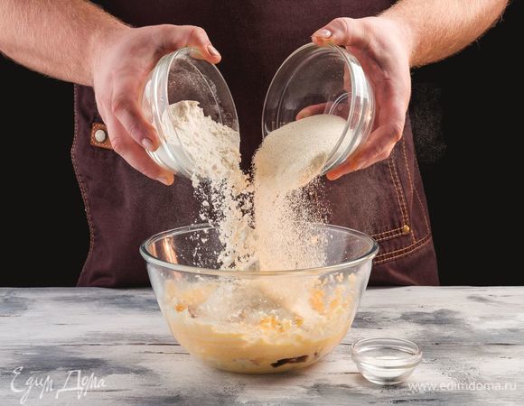 В<span>сыпьте в массу манку, муку и разрыхлитель.</span>