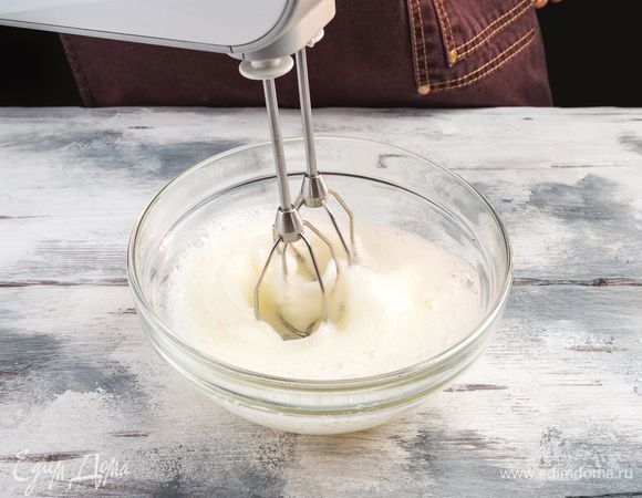 В<span>збейте белки в пену.</span>