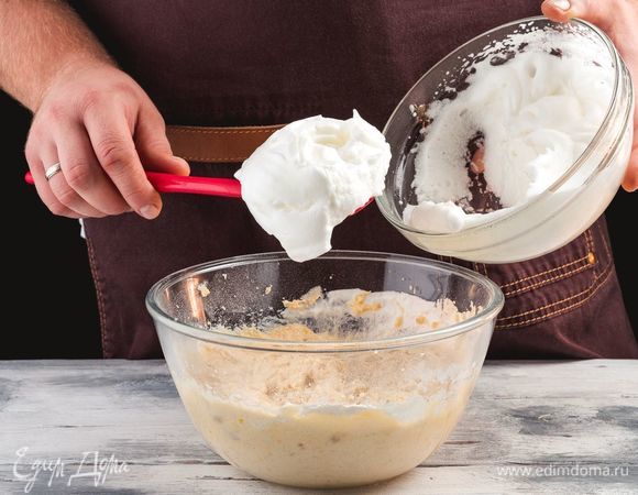 В<span>мешайте белки в тесто и перемешайте силиконовой лопаткой.</span>