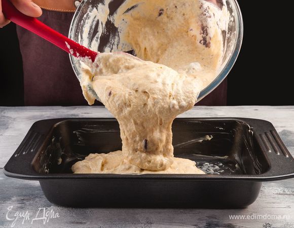 С<span>мажьте форму сливочным маслом и выложите тесто.</span>