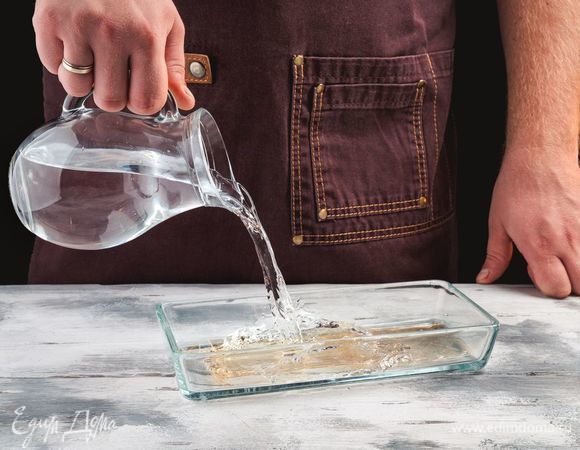 З<span>амочите 1 пластинку желатина в холодной воде на 3 минуты.</span>