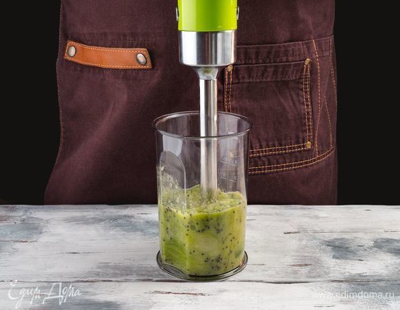 О<span>чистите киви от шкурок и взбейте мякоть блендером.</span>