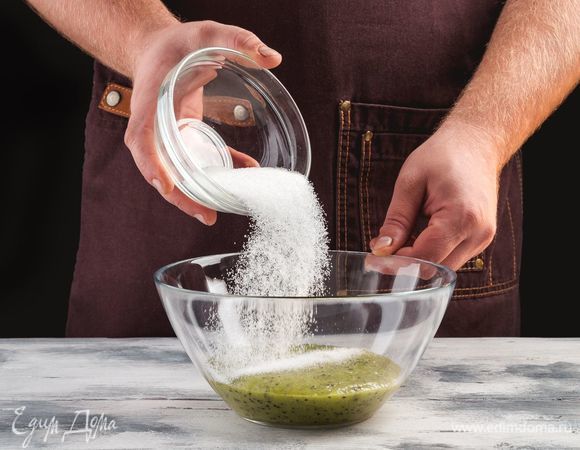 Д<span>обавьте в мякоть киви 3 ст. л. сахара.</span>