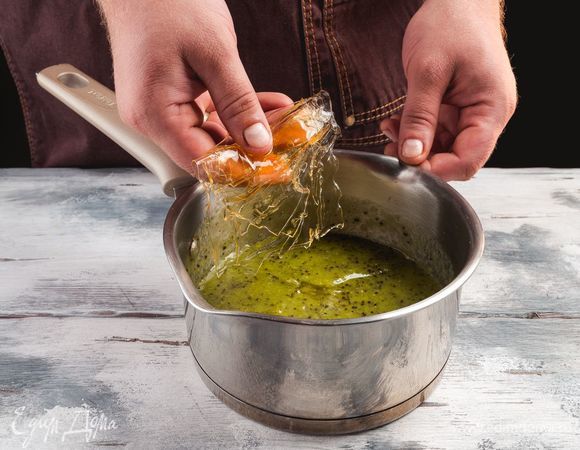 П<span>оставьте сотейник с фруктовым пюре на огонь и доведите до кипения. Добавьте к киви размоченный желатин. Помешивайте пюре до полного растворения желатина.</span>