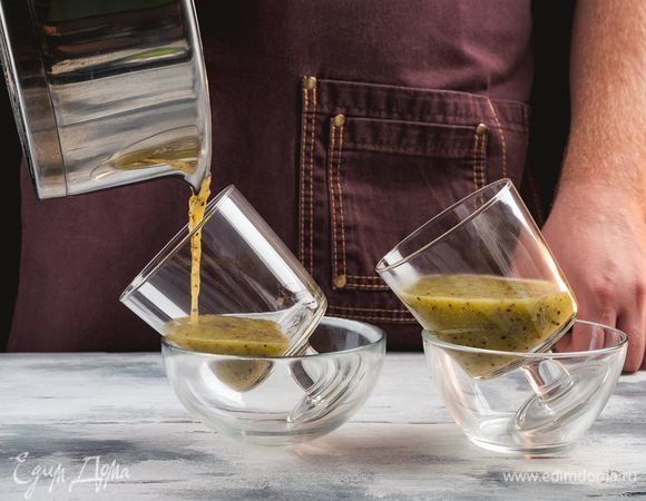 В<span>ылейте пюре в форму для пудинга и поставьте в холодильник для застывания.</span>