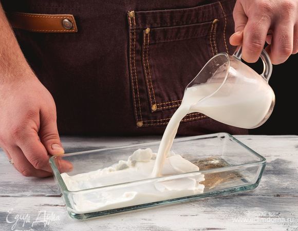 З<span>амочите 1 пластинку желатина в холодном молоке на 5 минут. </span>П<span>оставьте молоко в сотейнике на огонь и прогрейте до полного растворения желатина, не доводя до кипения. </span>Взбейте сливки с 2 ст. л. сахара и с ванилином.