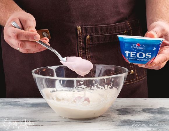 Добавьте в сливки греческий йогурт «TEOS» с вишней.
