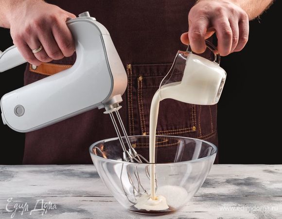 Затем залейте слегка остывшее молоко с желатином небольшими порциями, продолжая взбивать.