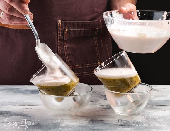 Выложите получившийся мусс в форму на застывшее желе. Снова поставьте форму в холодильник до застывания.