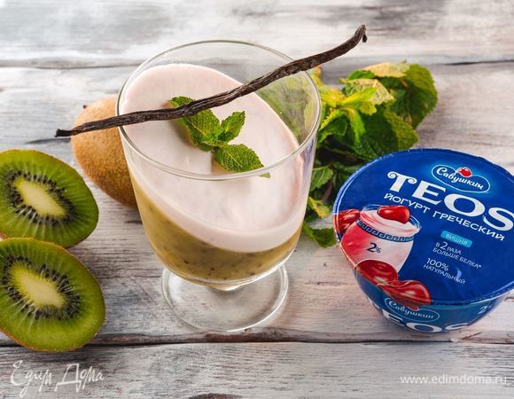 Украсьте десерт листьями мяты и подайте к столу.