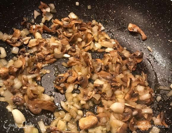 К нему добавляем наши шампиньоны. Более ароматной паста будет с белыми грибами, но они только по сезону. Когда есть сушеные белые грибы, то я их тоже добавляю, предварительно замочив в теплой воде.