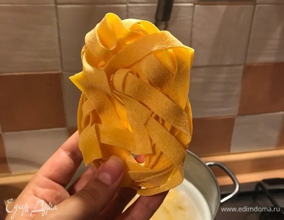 Пока готовятся грибы, ставим на огонь воду для пасты, чтобы все приготовилось одновременно. Воду солю.